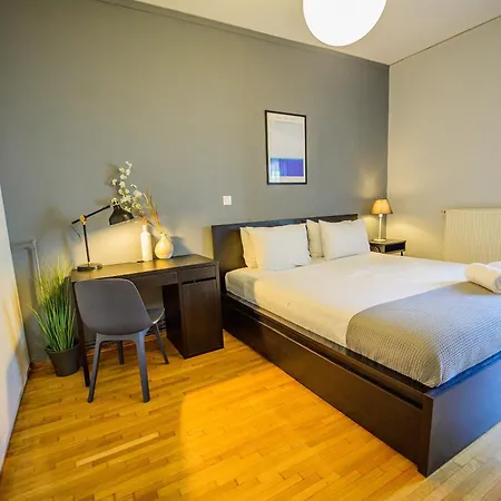 Stylish Peaceful 2 Bedroom Retreat Next To Acropolis & Metro *