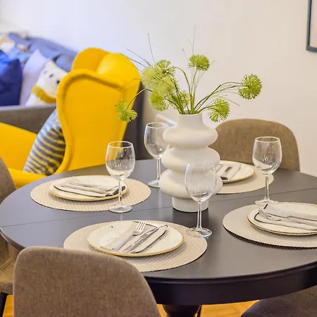 Stylish Peaceful 2 Bedroom Retreat Next To Acropolis & Metro Apartment