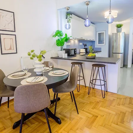 Stylish Peaceful 2 Bedroom Retreat Next To Acropolis & Metro Apartment *