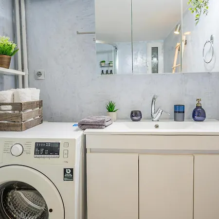 Stylish Peaceful 2 Bedroom Retreat Next To Acropolis & Metro