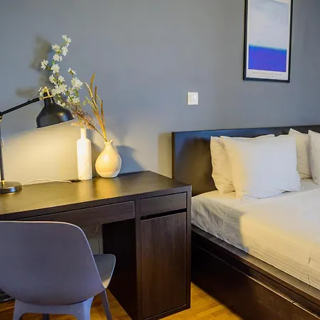 Stylish Peaceful 2 Bedroom Retreat Next To Acropolis & Metro